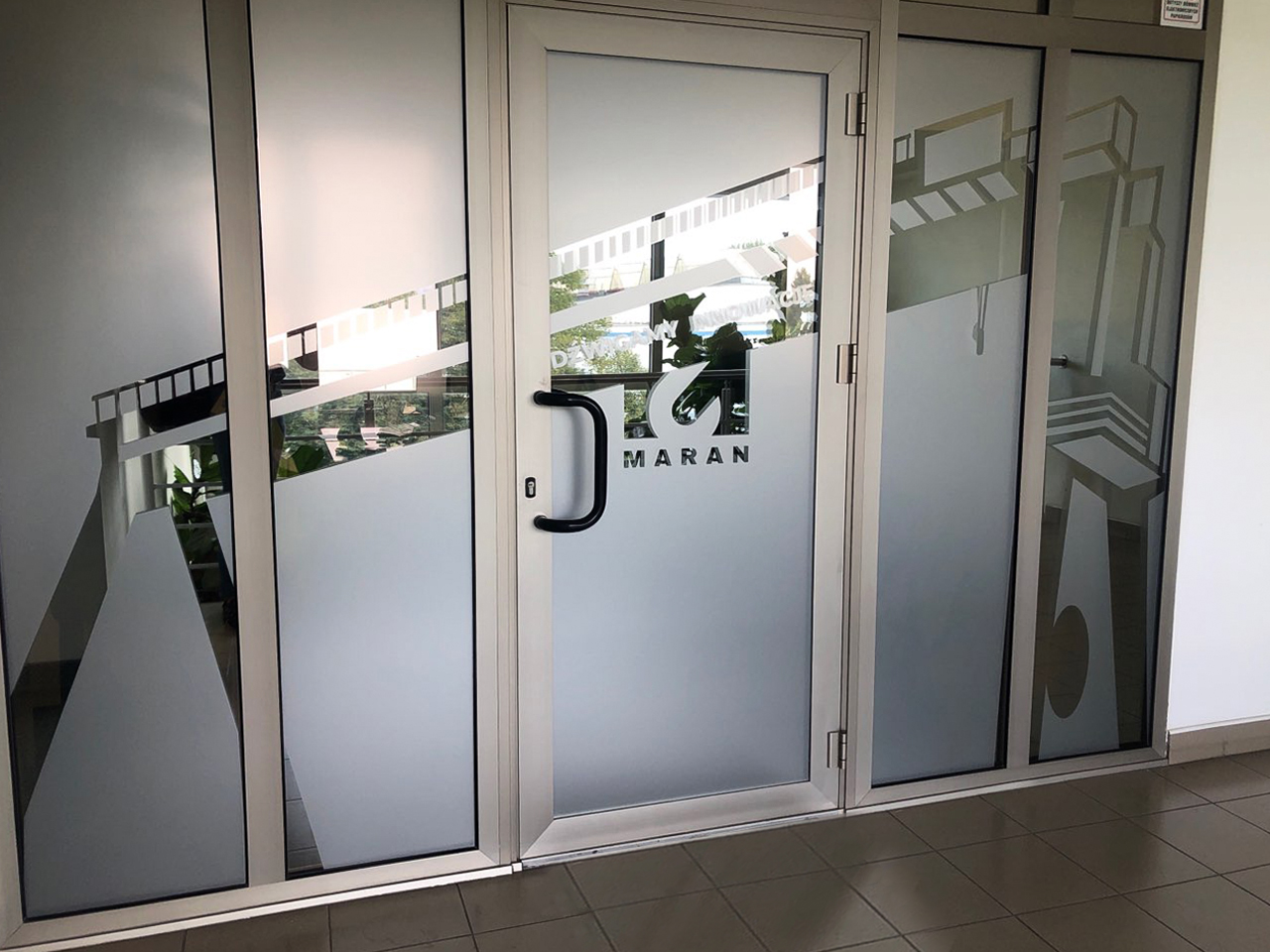 Stocznia | oklejanie szyb folią matową